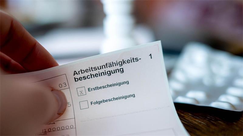 Arbeitsunfähigkeitsbescheinigungen sollen schon früher Pflicht werden. (Symbolbild)