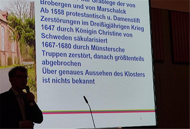 Archäologe Daniel Nösler mit Daten zur Klostergeschichte. Fotos Eidtmann