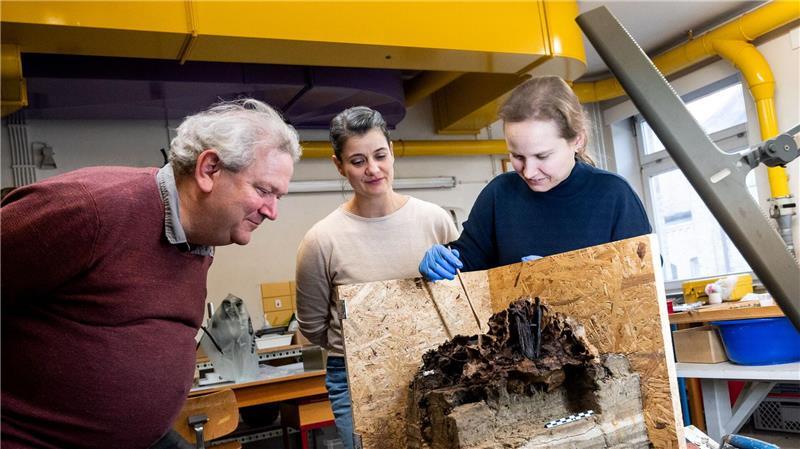 Archäologe Harald Lübke erhofft sich von Restaurateurin Corinna Mayer und Archäozoologin Natascha Kipke Antworten zu einem Holzpflock im Schädel.