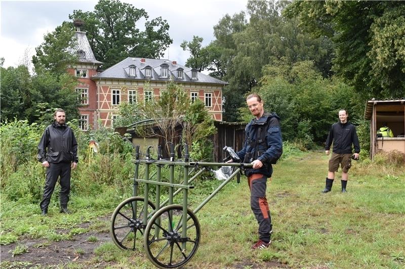 Experten untersuchen die Burginsel in Horneburg Archäologe Lorenz Luick vom Institut für Vor- und Frühgeschichtliche Archäologie an der Universität Hamburg untersucht mit den Studenten Juan Angel Navarro und Fabian Speier die Burginsel in Horneburg mit einem rollenden Geomagnetik-Messger