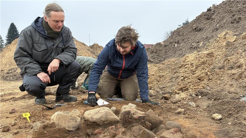 Archäologe Tobias Mörtz von der Uni Hamburg legt mit dem Studenten Dante Pellemeier eine Feuerstelle frei.
