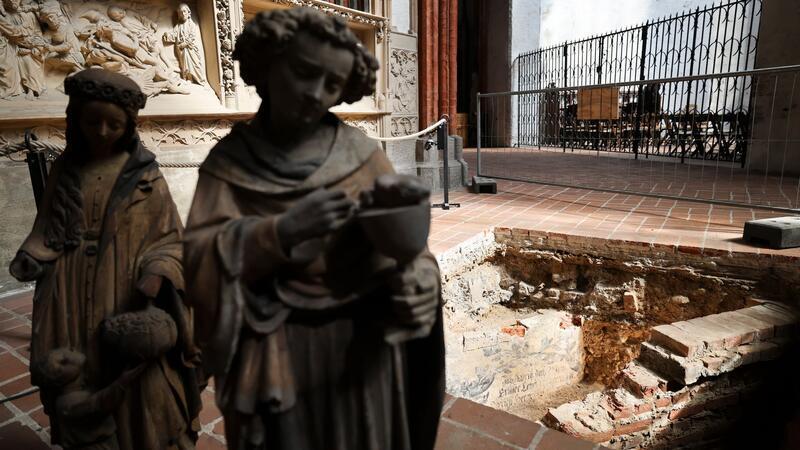 Archäologen bietet sich derzeit in Lübecks Hauptkirche St. Marien eine einmalige Chance.