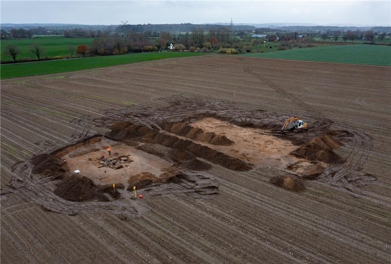 5000 Jahre altes Großsteingrab auf Acker entdeckt Archäologen legen auf einem Acker das Großsteingrab aus der Trichterbecherzeit frei. Foto: Axel Heimken/dpa