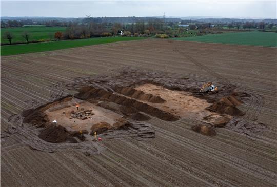 Archäologen legen auf einem Acker das Großsteingrab aus der Trichterbecherzeit frei. Foto: Axel Heimken/dpa