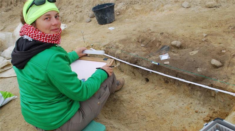Archäologen machen in Beckdorf spektakuläre Entdeckung Archäologin Lykke Schirk zeigt eine der Fundstellen mit eindeutigen Hinweisen auf die frühere Besiedelung.
