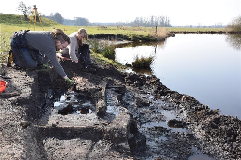 Archäologische Arbeiten an der Schwinge: Philipp Ebeling und Andrea Fink legen alte Holzbohlen am Ufer frei. Foto: Archiv/Strüning
