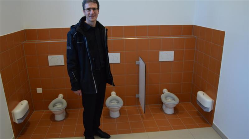 Architekt Norbert Martienß (Frenzel und Frenzel) zeigt die winzigen Toiletten für die bis zu drei Jahre alten Krippenkinder.