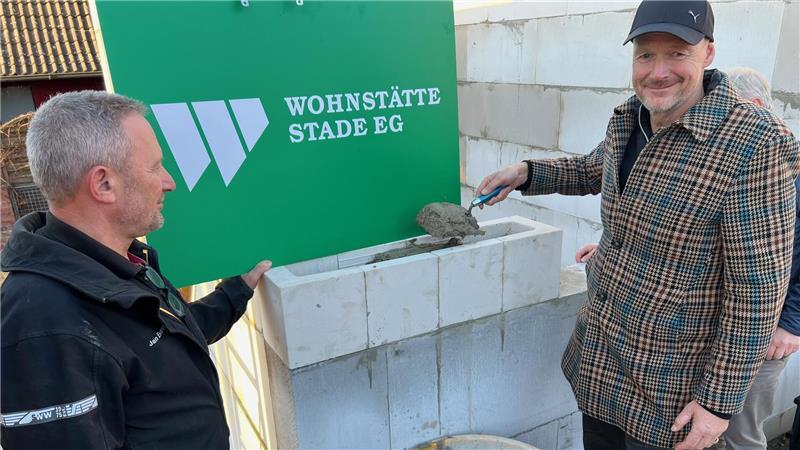 Architekt Torsten Wilhelmi hilft bei der Grundsteinlegung im Neubau an der Dankersstraße. Polier Jan Eversen assistiert.