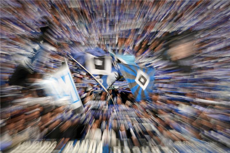 Spieltage 3 bis 10 terminiert: Alle HSV-Spiele im Überblick Archiv - Die Hamburger Fans sorgen vor dem Heimspiel für Stimmung (Symbolfoto). Foto: Marcus Brandt/dpa