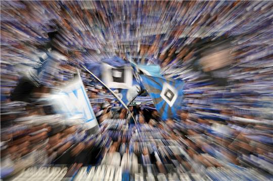 Archiv - Die Hamburger Fans sorgen vor dem Heimspiel für Stimmung (Symbolfoto). Foto: Marcus Brandt/dpa