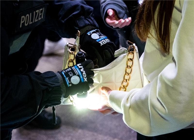 Hamburger Hauptbahnhof wird dauerhaft Waffenverbotszone Archiv: Einsatzkräfte der Bundespolizei durchsuchen am Hauptbahnhof die Handtasche einer Frau. Foto: Daniel Bockwoldt/dpa/Daniel Bockwoldt