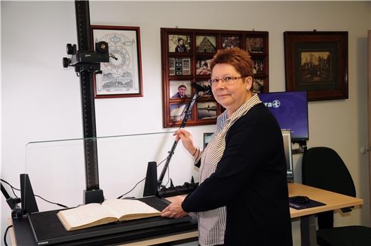 Archivarin Silke Ebers freut sich über den Archivscanner, mit dem sie schonend und schnell Dokumente digitalisieren kann. Foto: Lankuttis