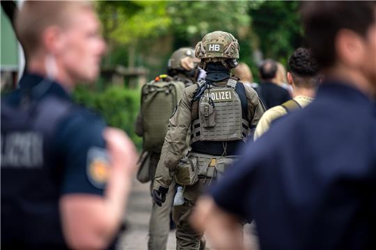 Archivbild: Einsatzkräfte der Polizei stehen im Mai vor dem Lloyd Gymnasium. Der Täter wurde nach der Tat festgenommen. Foto: Hartmann/dpa