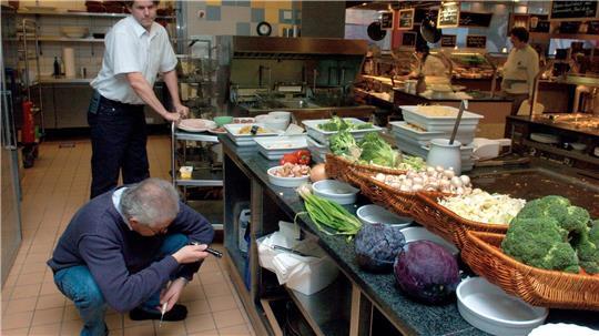 Archivbild: Peter Diefenbach kontrolliert die Küche eines Wiesbadener Restaurants. 