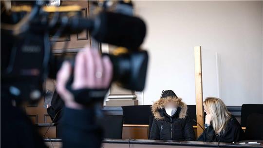 Archivbild vom ersten Prozesstag: Die Angeklagte spricht mit ihrer Anwältin (rechts). Am Montag wurde die 25-Jährige wegen Mordes durch Unterlassen an ihrer vierjährigen Tochter vom Landgericht Verden verurteilt.Foto: dpa