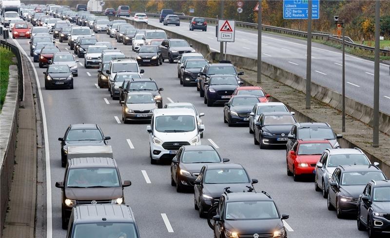 Viel Ferienverkehr im Norden – Staus auf A1 und A7 Archivfoto: dpa-Bildfunk