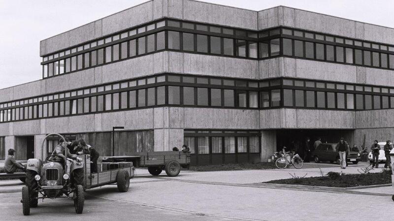 Archivfotos vom neuen Schulzentrum.