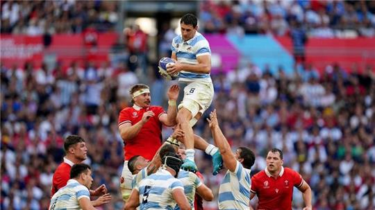 Argentinien steht nach einem überraschenden Sieg gegen Wales im WM-Halbfinale.