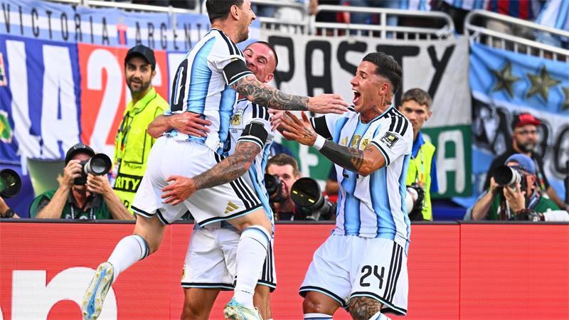 Das war die WM-Nacht: England und Argentinien im Halbfinale Argentinien um Lionel Messi freut sich über den Treffer zum 1:0.