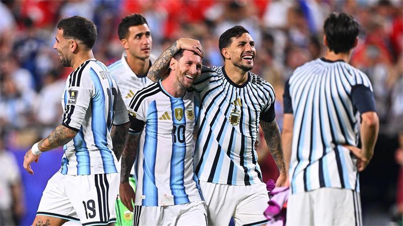 Argentiniens Spieler feiern nach dem Sieg im WM-Viertelfinale über die Schweiz. 