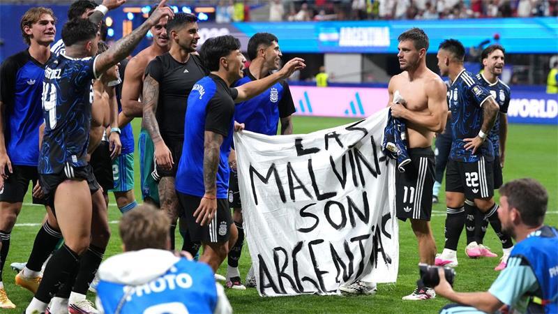 Argentiniens Spieler sorgen mit einem Transparent für Aufsehen. 