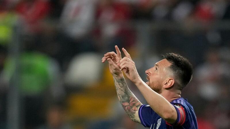 Messi trifft doppelt für Argentinien - Brasilien patzt Argentiniens Superstar Lionel Messi erzielte zwei Tore gegen Peru.