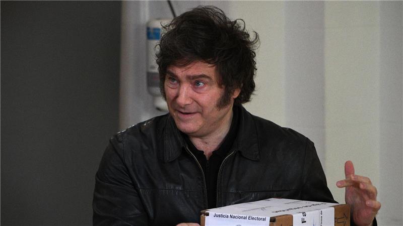 Argentiniens ultraliberaler Präsident Milei gibt seine Stimme bei den Zwischenwahlen ab.