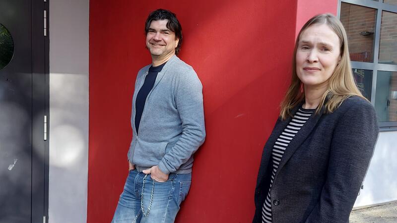 Ariadne Sondermann und Stadtjugendpfleger Marc Olszewski vor dem Eingang des Alten Schlachthofs.