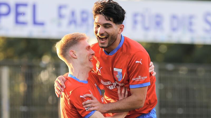 Es wird tränenreich: D/A verabschiedet beim letzten Heimspiel Spieler und Trainer Arian Khodabakhshian (rechts) spielte vier Jahre lang für D/A.