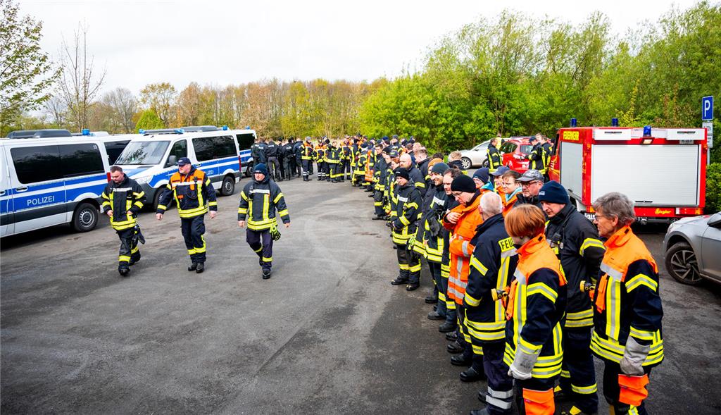 Arian bleibt auch am vierten Tag vermisst. Einsatzkräfte sammeln sich am Donners...