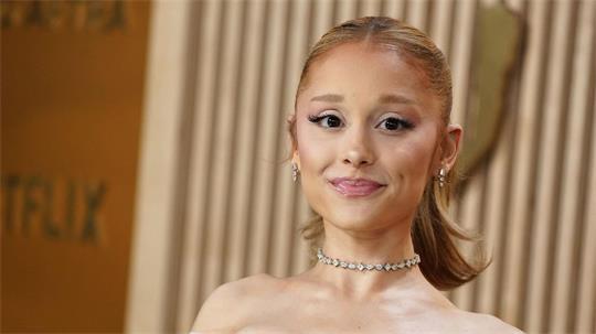 Ariana Grande schafft es mit ihrem neuen Album „petal“ auf Platz 1. (Archivbild)