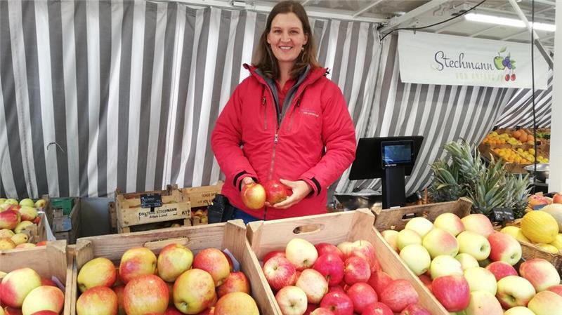 Ariane Hauschildt vom Obsthof Stechmann verkauft seit drei Jahren frische Produkte auf dem Wochenmarkt.