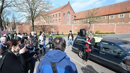 Ariane Müller (rechts) spricht auf der Kundgebung „Solidarität mit Daniela“ vor der Justizvollzugsanstalt in Vechta.