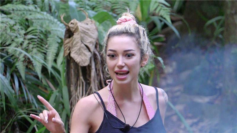 Ariel schreit weiter in den Dschungel hinein. 