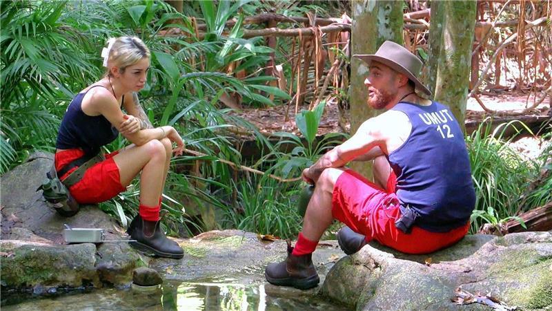 Ariel und Umut werfen sich zwar gegenseitig Lügen vor, verstehen sich aber trotzdem.