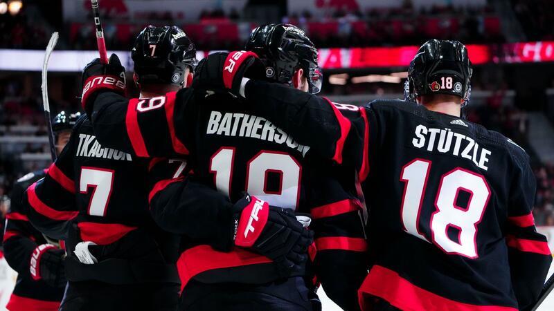 Tor und Vorlage von Stützle: Senators drehen NHL-Spiel Arm in Arm feierten die Ottawa Senators ihren Sieg gegen die Nashville Predators. Maßgeblich am Erfolg beteiligt: Tim Stützle mit der Nummer 18.