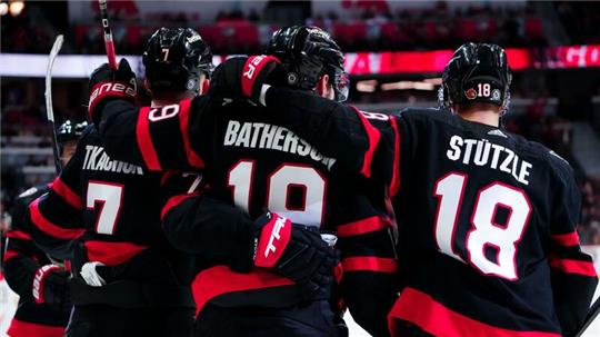 Arm in Arm feierten die Ottawa Senators ihren Sieg gegen die Nashville Predators. Maßgeblich am Erfolg beteiligt: Tim Stützle mit der Nummer 18.