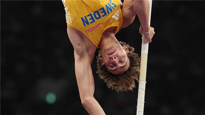 Kuss nach Weltrekord: Duplantis springt in neue Dimension Armand Duplantis sprang mal wieder höher als die Konkurrenz.