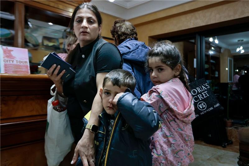 Erste Flüchtlinge aus Berg-Karabach kommen nach Armenien Armenier aus Berg-Karabach warten darauf, vorübergehend in einem Hotel untergebracht zu werden.