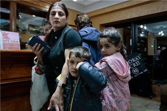 Armenier aus Berg-Karabach warten darauf, vorübergehend in einem Hotel untergebracht zu werden.
