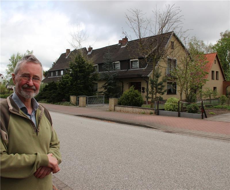 Armin Hinz heute vor seinem Elternhaus an der Königsberger Straße. Das erste Siedlungshaus steht noch (rechts hinten). 1954 wurden die neuen davor gesetzt.Foto Michaelis