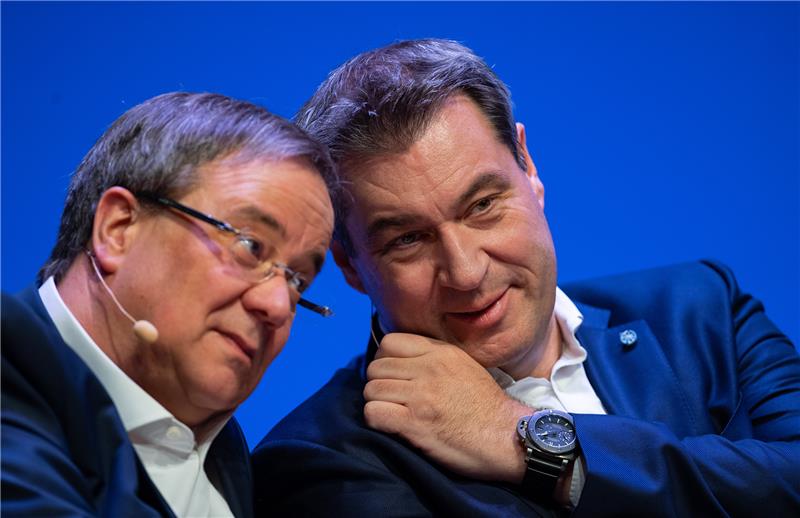 Armin Laschet (CDU, l), Ministerpräsident des Landes Nordrhein-Westfalen, und Markus Söder (CSU), Ministerpräsident des Landes Bayern. Foto: Guido Kirchner/dpa