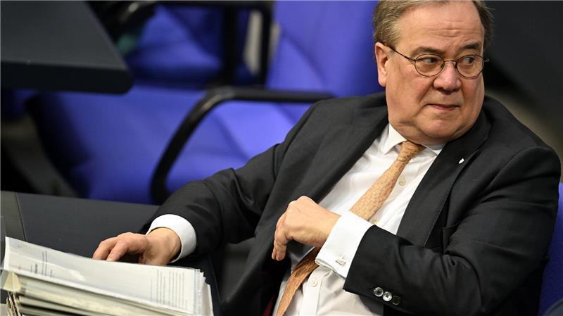 Armin Laschet im Plenarsaal des Bundestags - inzwischen trägt er eine Armstütze (Archivfoto)