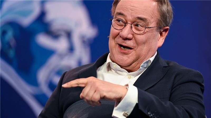 Neuer Safier-Roman: Topspion Laschet rettet die Welt Armin Laschet ist in David Safiers neuem Roman als frisch gewählter Bundespräsident in geheimer Mission. (Archivbild)