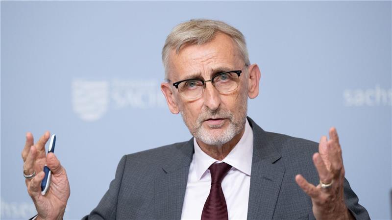 Armin Schuster (CDU), Innenminister von Sachsen, ist einer von vielen Landesinnenministern, die strengere Regeln zur Verhinderung von Gewalt bei Fußballspielen einfordern. (Archivfoto)