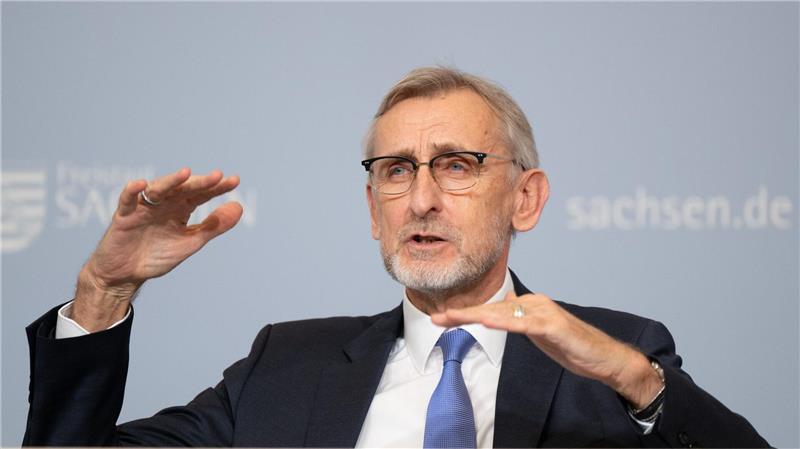 Armin Schuster wünscht sich mehr Tempo beim Thema Stadionverbote. (Archivbild)