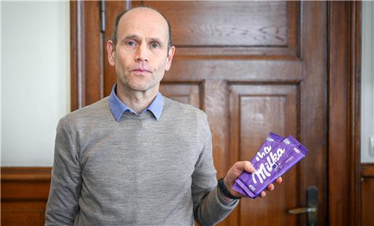 Armin Valet, Lebensmittel-Experte bei der Verbraucherzentrale Hamburg, mit Milka-Tafeln im Gerichtssaal. 