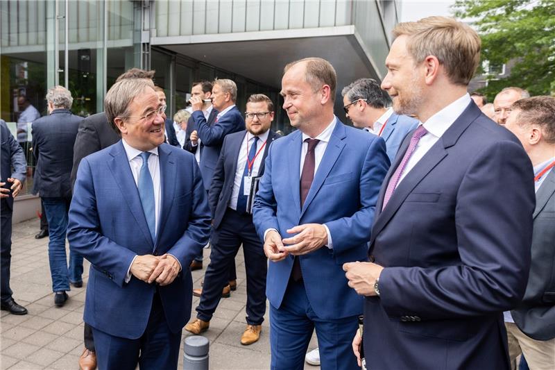 Armin Laschet (links, CDU) und FDP Christian Lindner (rechts) im Sommer dieses Jahres auf einer gemeinsamen Veranstaltung. Foto: Marcel Kusch/dpa