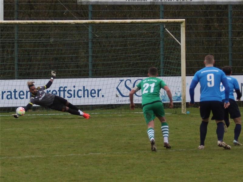 A/O erlebt gegen Arminia Hannover den „bittersten Tag“ Arminia-Torhüter Dominik Grimpe pariert den Elfmeter von Marcel Brunsch. Kurz darauf hält er auch den zweiten Elfmeter von Darvin Stüve. Fotos: Bröhan