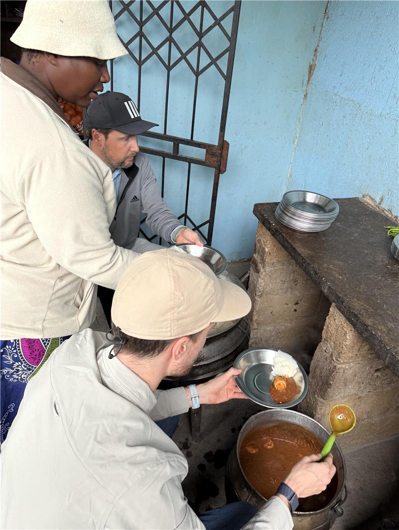 Armut fern der Reiseprospekte: Dirk (hinten) und Lars Viebrock (vorne) helfen bei der Essensausgabe.